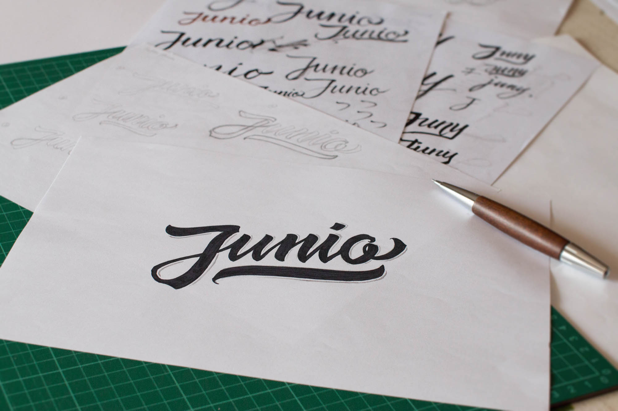 Bocetos para el proyecto de lettering "Los meses".