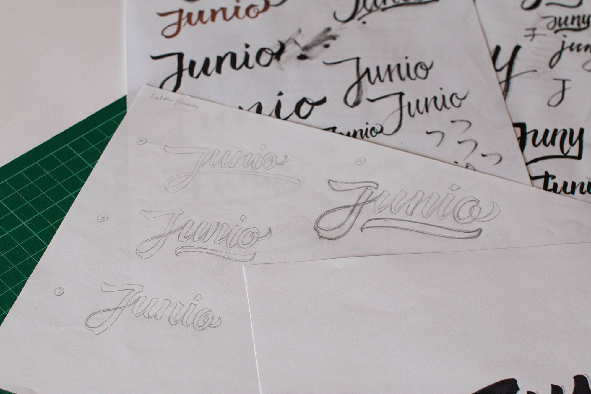 Bocetos para el proyecto de lettering "Los meses".